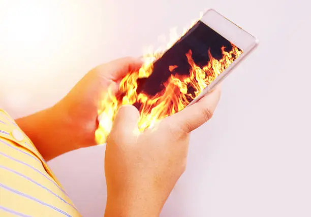Las baterías de iones de litio pueden generar más calor conforme envejecen o presentan fallas./ Pixabay