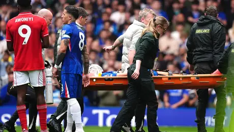 ¡Qué golpe! Jesse Derry sufre aparatoso contacto en el Chelsea vs Nottingham Forest