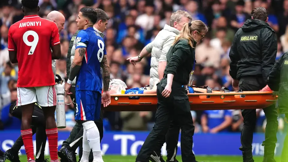 ¡Qué golpe! Jesse Derry sufre aparatoso contacto en el Chelsea vs Nottingham Forest
