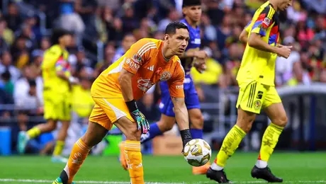 Rodolfo Cota protagoniza error, en gol de Uriel Antuna, en el América vs Pumas
