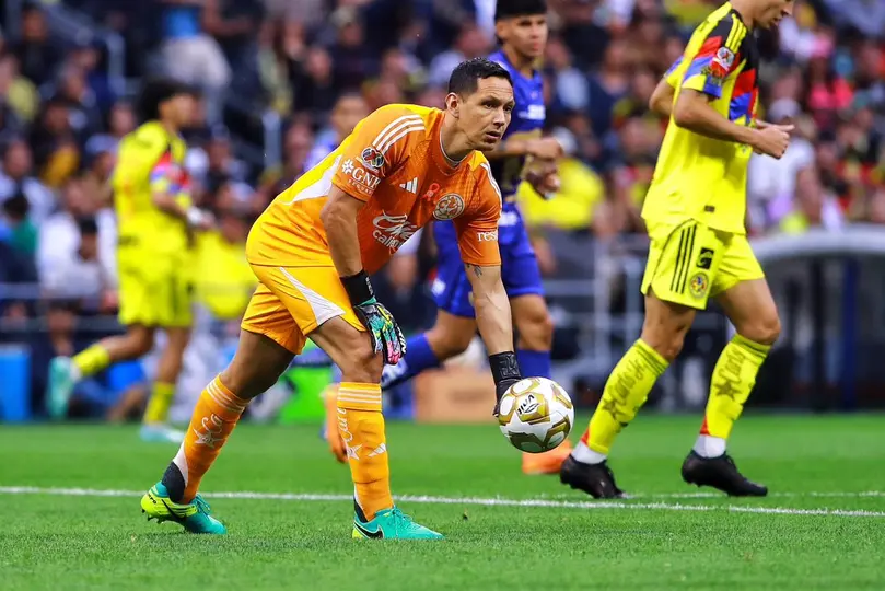 Rodolfo Cota ante Pumas l Miguel Pontón
