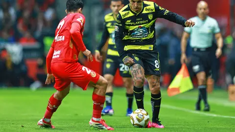 Víctor Guzmán y Diego Barbosa peleando el balón en el partido de Ida | MexSport