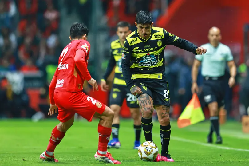 Víctor Guzmán y Diego Barbosa peleando el balón en el partido de Ida | MexSport