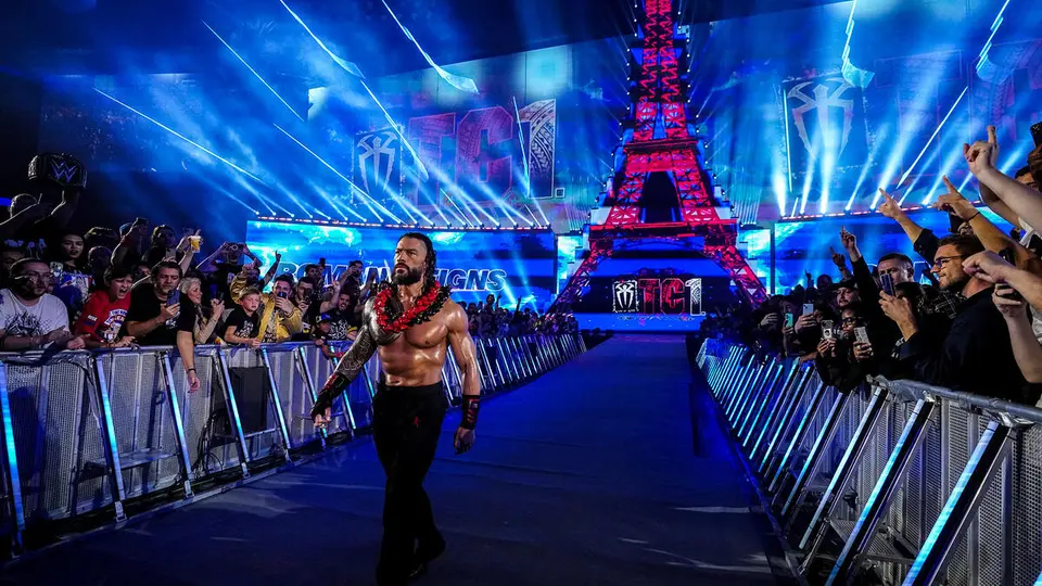 Roman Reigns en su entrada a Backlash Francia en 2025 | wwe.com