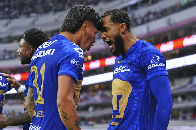 Robert Morales y Juninho festejando el primer gol del partido de Ida | Imago7