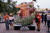 Afición de los Diablos Rojos con la publicidad de The Mandalorian | IMAGO 7