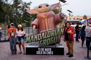 Afición de los Diablos Rojos con la publicidad de The Mandalorian | IMAGO 7