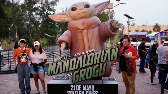 Afición de los Diablos Rojos con la publicidad de The Mandalorian | IMAGO 7