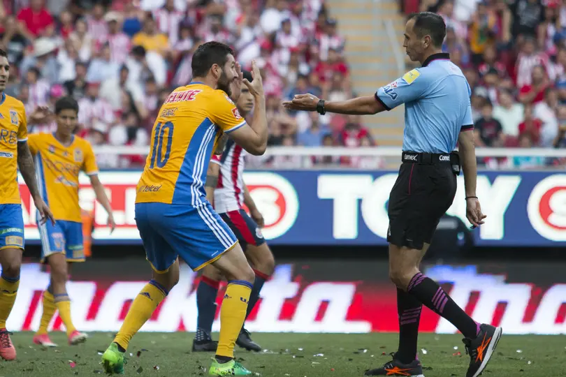 Gignac reclama a Luis Enrique Santander en la Final del Clausura 2017 entre Tigres y Chivas | IMAGO 7
