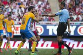 Gignac reclama a Luis Enrique Santander en la Final del Clausura 2017 entre Tigres y Chivas | IMAGO 7