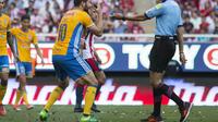 Gignac reclama a Luis Enrique Santander en la Final del Clausura 2017 entre Tigres y Chivas | IMAGO 7