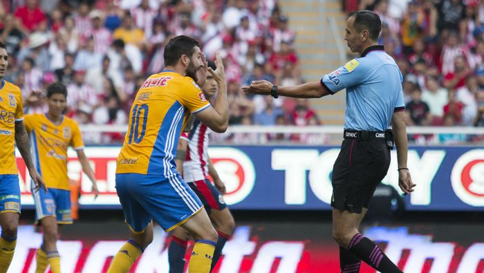Gignac reclama a Luis Enrique Santander en la Final del Clausura 2017 entre Tigres y Chivas | IMAGO 7