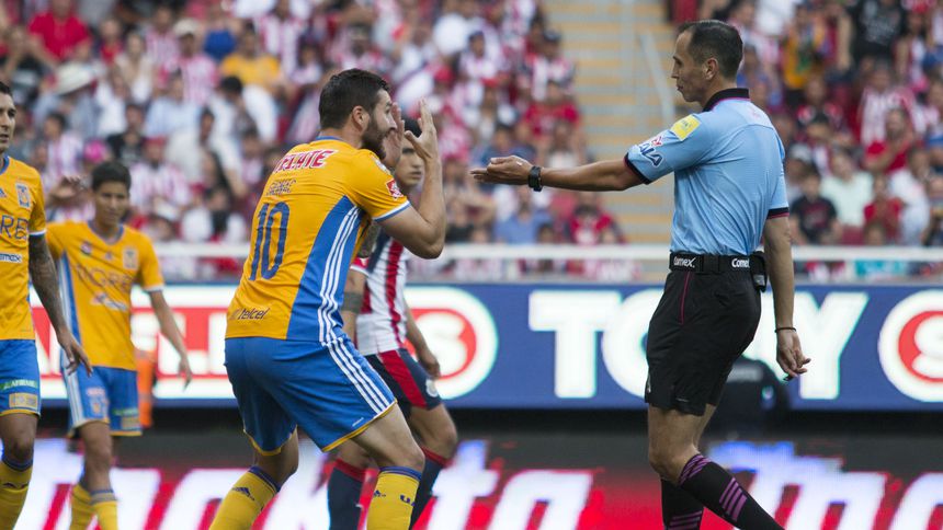 Gignac reclama a Luis Enrique Santander en la Final del Clausura 2017 entre Tigres y Chivas | IMAGO 7