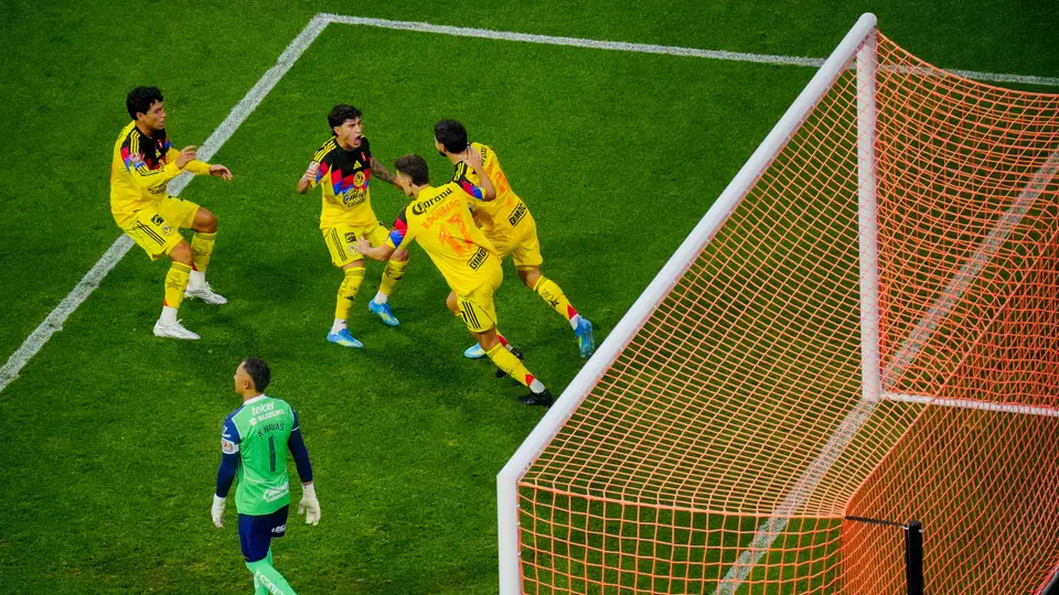 Henry Martín anota de penal ante Pumas l IMAGO7