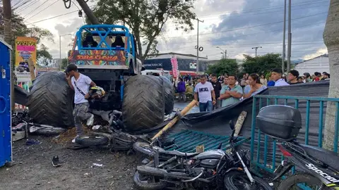 VIDEO: Monster Truck pierde el control y atropella a multitud; hay tres muertos y 38 lesionados