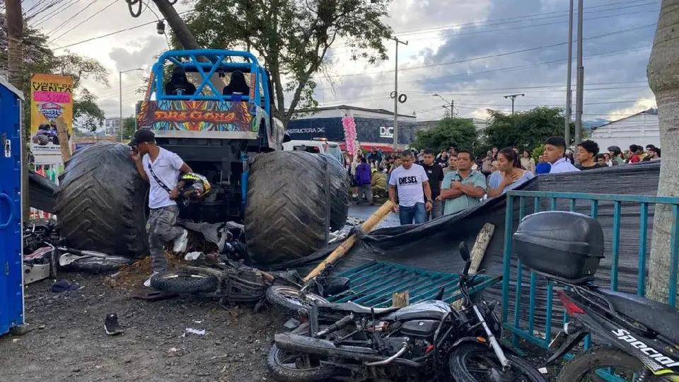VIDEO: Monster Truck pierde el control y atropella a multitud; hay tres muertos y 38 lesionados