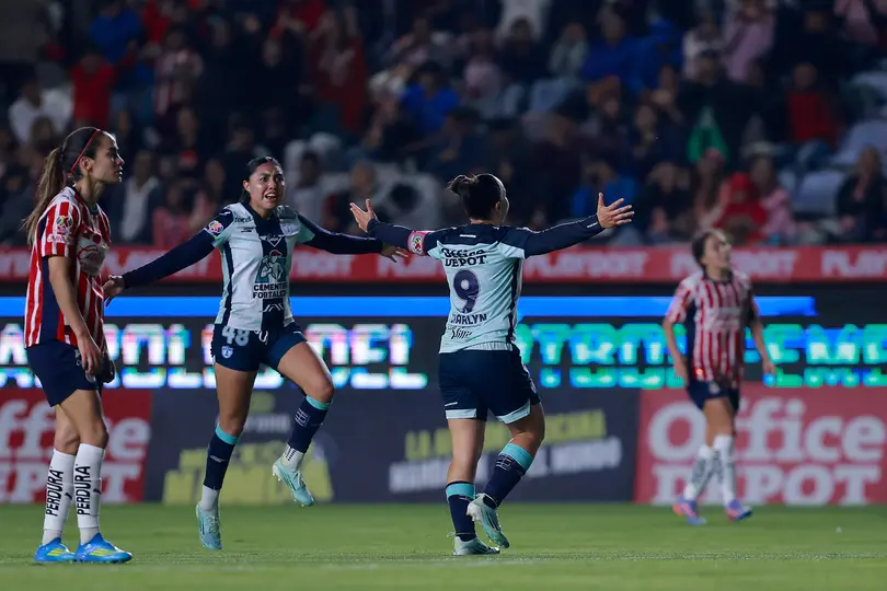 Charlyn Corral sentenciando la eliminatoria contra Chivas