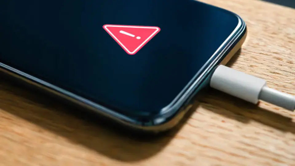 ¿Tu teléfono se calienta al cargar? Esto lo provoca y así puedes evitarlo