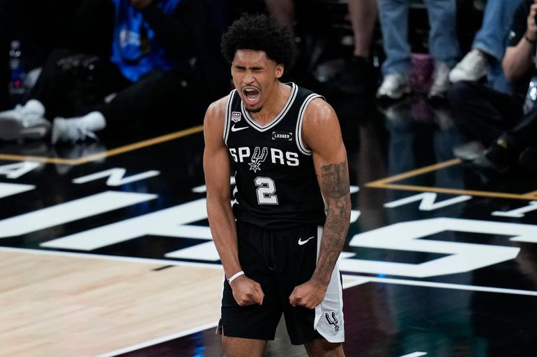Dylan Harper festejando una buena primera mitad en el Juego 1 de las Finales de la NBA | AP