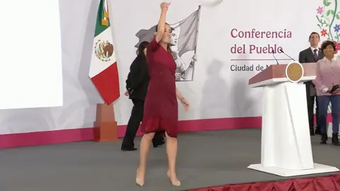 La presidenta Sheinbaum regaló dos balones a los reporteros / Redes Sociales