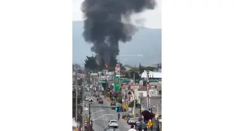 La columna de humo generada por el incendio fue visible a varios kilómetros de distancia. / RS