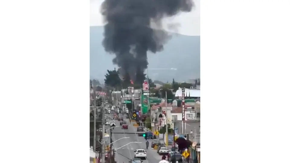 La columna de humo generada por el incendio fue visible a varios kilómetros de distancia. / RS
