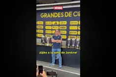 La señal de Jardine al mostrar todos los trofeos conseguidos