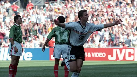 Oliver Bierhoff celebra el gol del triunfo ante México | MEXSPORT