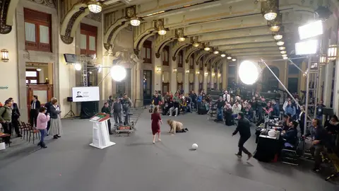 Una comunicadora perdió el equilibrio por ganar un balón y se fue directo al piso / Redes Sociales