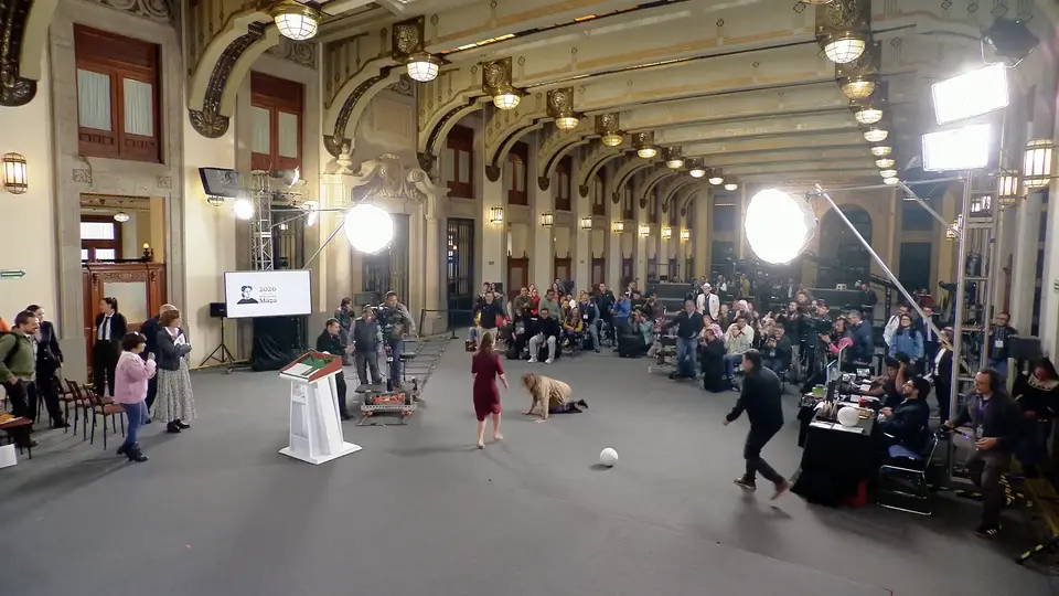 Una comunicadora perdió el equilibrio por ganar un balón y se fue directo al piso / Redes Sociales