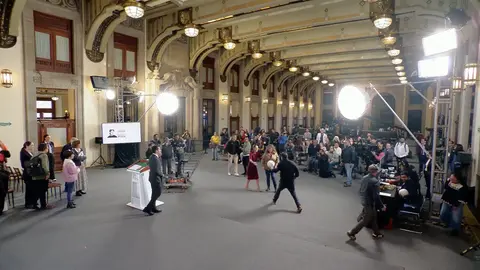 La mandataria levantó a la periodista y de consuelo le regaló el balón / Redes Sociales