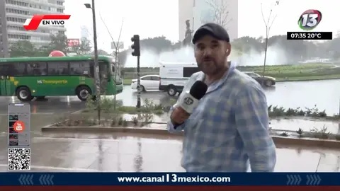 El reportero Miguel Ángel del Toro estaba comentando los peligros por las lluvias en la calles / Especial