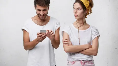 La adicción al celular está dañando relaciones en todo el mundo / Magnific