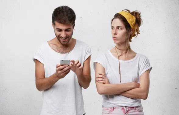 La adicción al celular está dañando relaciones en todo el mundo / Magnific