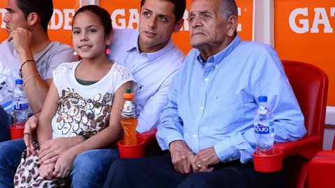 Javier 'Chicharito' Hernàndez, junto a su abuelo materno, Tomás Balcázar. l MEXSPORT