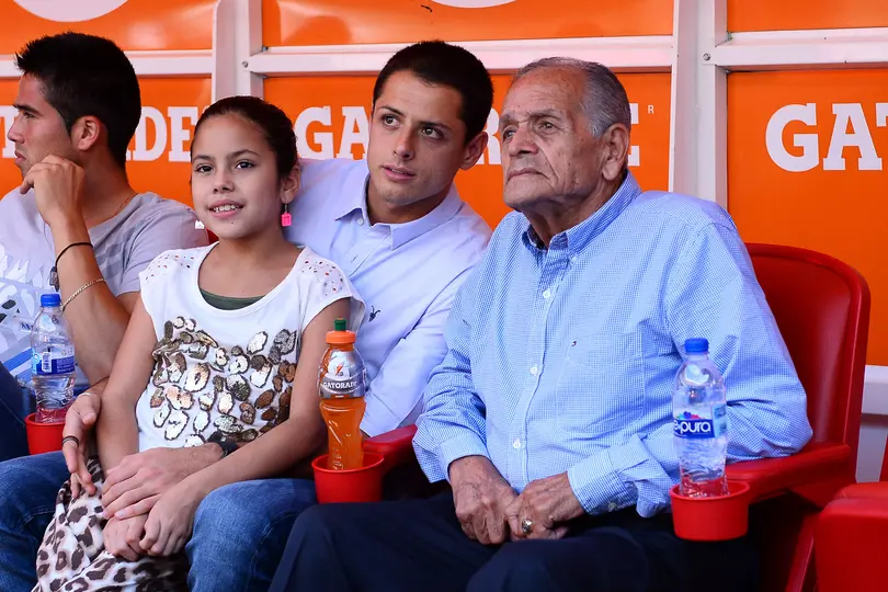 Javier 'Chicharito' Hernàndez, junto a su abuelo materno, Tomás Balcázar. l MEXSPORT