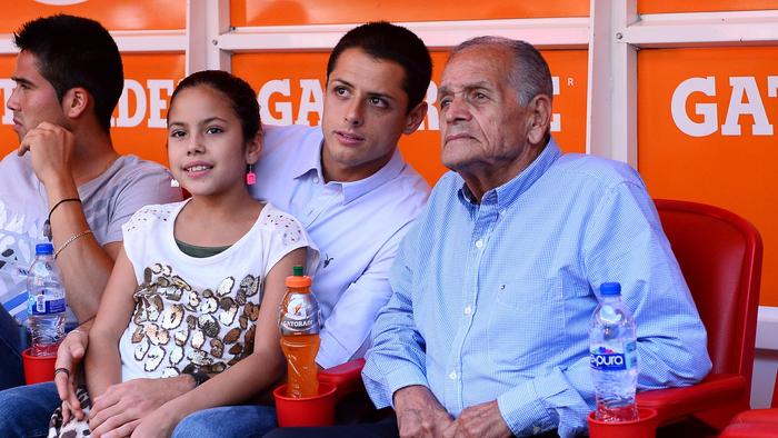 Javier 'Chicharito' Hernàndez, junto a su abuelo materno, Tomás Balcázar. l MEXSPORT