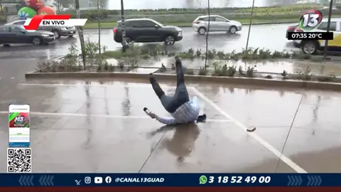 La caída fue tan rápida que no le dio tiempo de meter las manos y casi da una pirueta / Especial