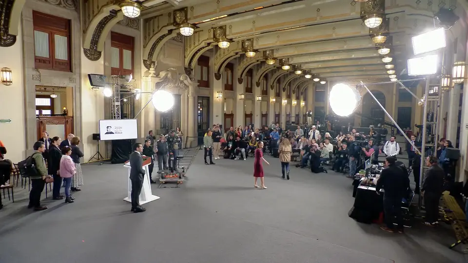 La presidenta no aguantó la risa al ver la caída de la reportera / Redes Sociales