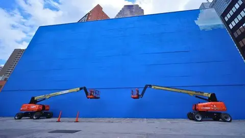Artista demanda por 25 millones de dólares a la FIFA tras destrucción de icónico mural de ballenas en Dallas