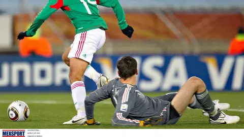 Chicharito Hernández elude a Hugo Lloris, en el Mundial Sudáfrica 2010. l MEXSPORT