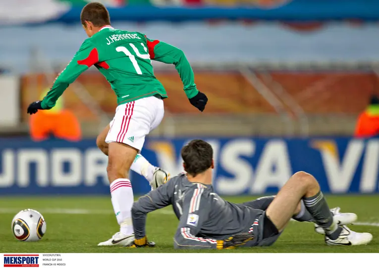 Chicharito Hernández elude a Hugo Lloris, en el Mundial Sudáfrica 2010. l MEXSPORT