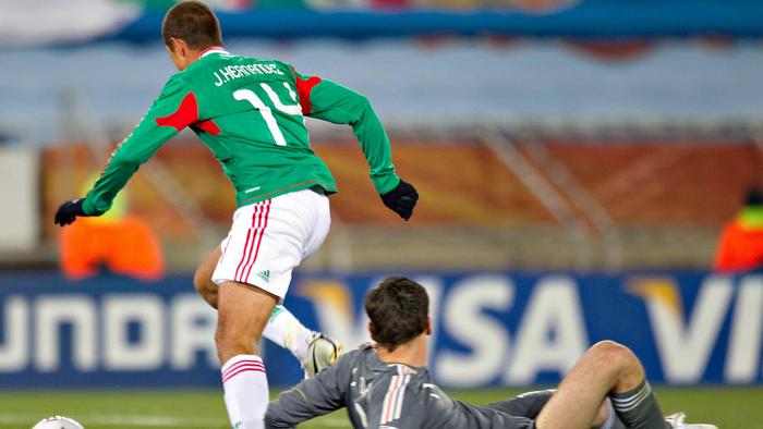 Chicharito Hernández elude a Hugo Lloris, en el Mundial Sudáfrica 2010. l MEXSPORT