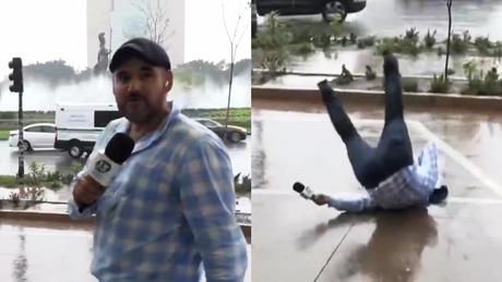 VIDEO: Reportero se cae en vivo mientras alertaba los peligros de la lluvia ¡plop!