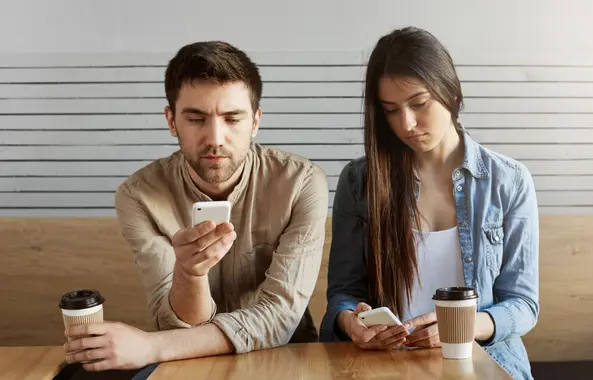 Ignorar a tu pareja ya tiene nombre y también consecuencias / Magnific