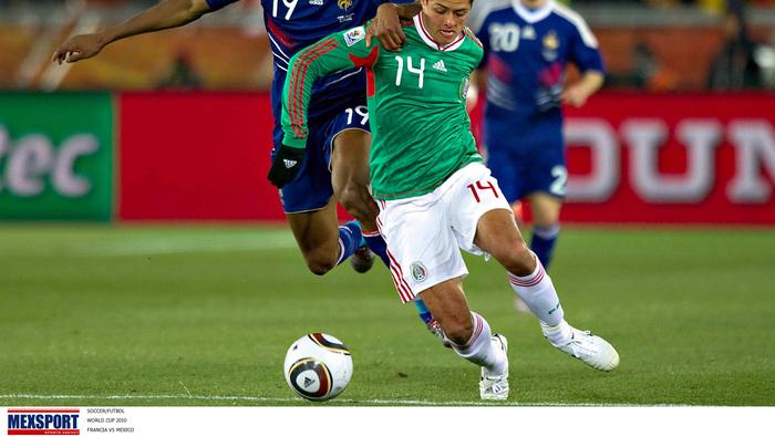 Chicharito Hernández disputa el balón con Abou Diaby, en Sudáfrica 2010. l MEXSPORT