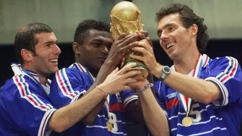 Zinedine Zidane (izquierda) alza la Copa del Mundo junto a Marcel Desailly (centro) y Laurent Blanc (derecha) | AP