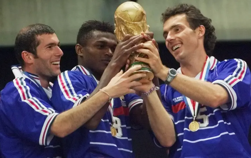 Zinedine Zidane (izquierda) alza la Copa del Mundo junto a Marcel Desailly (centro) y Laurent Blanc (derecha) | AP