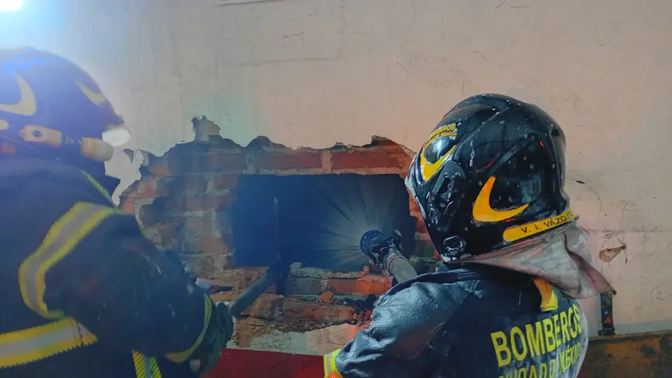 Los bomberos lograron controlar el incendio después de unas horas / Redes Sociales