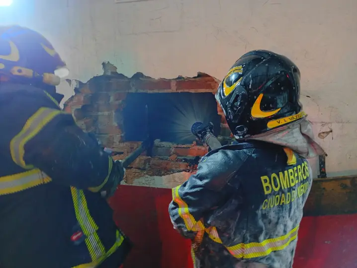 Los bomberos lograron controlar el incendio después de unas horas / Redes Sociales